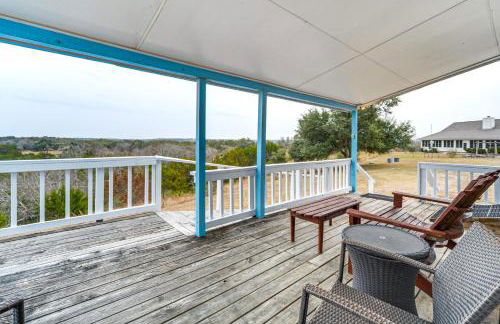 Group Getaway! Hill Country Basecamp with Trails - Foto 2