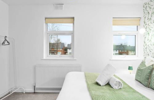 Spacious 5 Bedroom & 5 Bathrooms House - Garden - Parking - Netflix 376MW - Foto 20