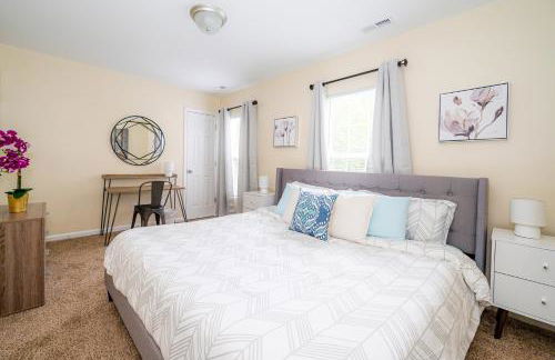 Serine Space - Townhome - King Bed - Duke - Long Term Stays - Foto 6