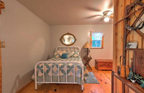 Rustic Briceville Cabin with Porch Tucked in Forest! - Foto 12