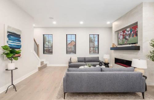 Chateau in the Village - Brand New 3BD 5BA - Foto 15