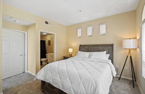 Luxury 2BR/2BA! 5 MIN to Disney! - Photo 27