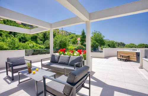 VILLA CVITA is a modern 5-bedroom villa with a Jacuzzi, a Gym and Finnish Sauna, a heated pool, and amazing views - Foto 8