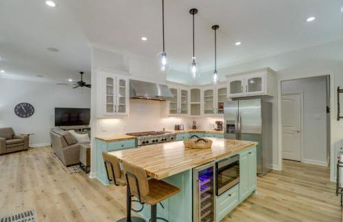 Luxury Lakefront Retreat with Deck and Patio! - Foto 8