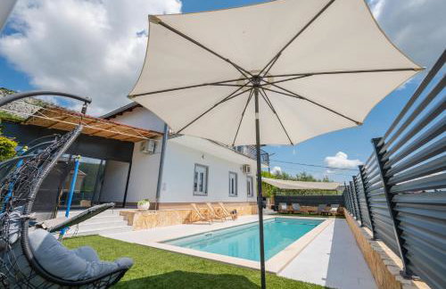 Luxury Villa Kristina with Heated Pool near Omis for 12 Guests - Foto 11