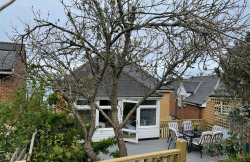 Princes Esplanade-Beachfront House with Balcony a stone throw from Gurnard Beach - Foto 37