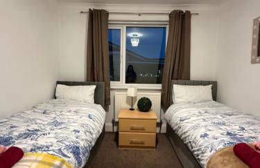 Stunning 2 Bedroom Bungalow - Free Parking - Convenient Location - Foto 14