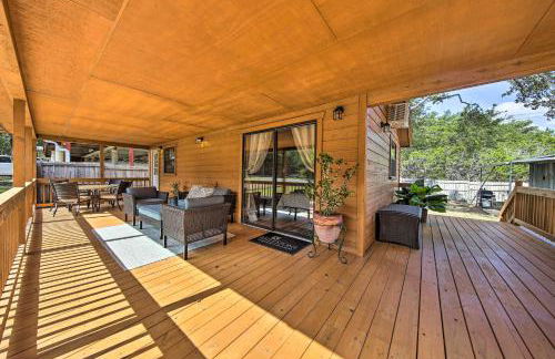 Couples Cabin with Luxury Deck, 1 Mi to Canyon Lake! - Foto 2