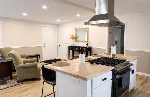 Charming Cottage with Fenced Backyard Pet Friendly - Foto 3