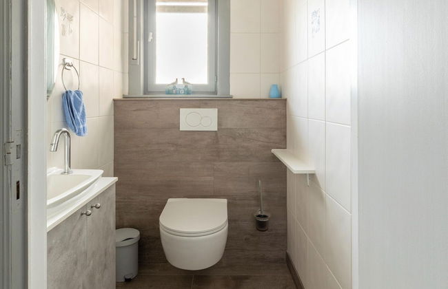 Modern Villa w/ Private Yard - Foto 25