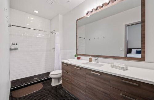 Stunning Downtown Apartment with Pool, Laundry, Parking - Foto 12