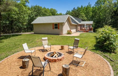 Dog-friendly 6-acre 5BR 3BA home, game room, deck, Wisconsin Dells 10min - Foto 3