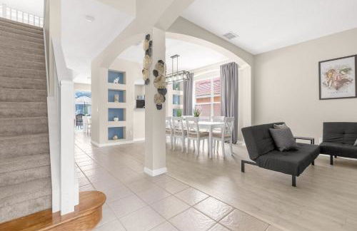 Large Spacious Home w Private Pool & Hot Tub - Photo 17