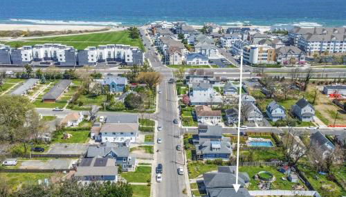 3BR Beach House | Fire Pit & Bar | Steps to Beach - Foto 3