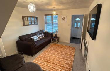 Northampton 2 King Bed SKY TV Driveway Earls Barton - Photo 1