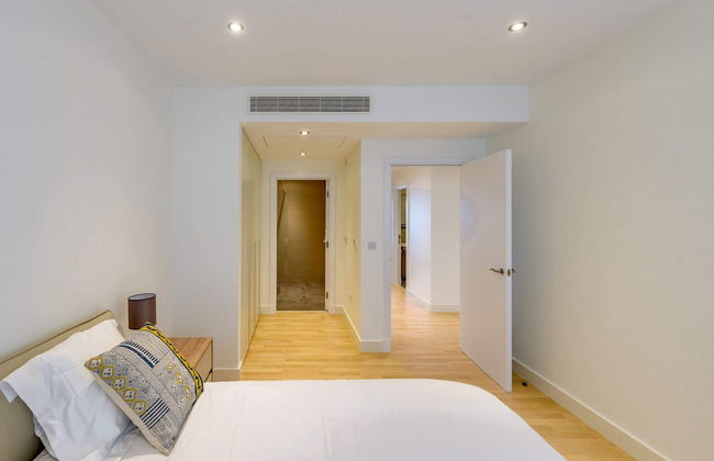 Luxury Modern Apartment With Exceptional Views! Hosted by Sweetstay - Photo 5