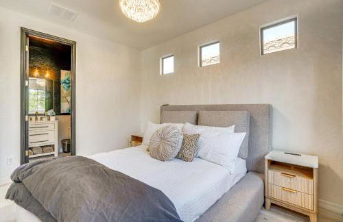 Relax Poolside! Home 6 Mi to Camelback Ranch - Foto 22