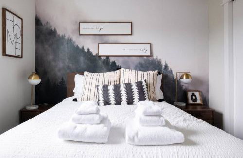 Stylish Modern Farmhouse wYard 10 mins from DT - Foto 9