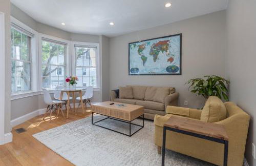 Sunny convenient home w/ private patio! Easy walk to everything! - Foto 3