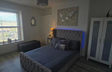 Beachfront Apartment with Sea View and Parking - Foto 29