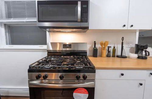 Two Bedroom house in Skokie with full kitchen and parking - Photo 13