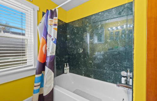 Cozy Downtown Stay w Private Backyard & Parking - Foto 48