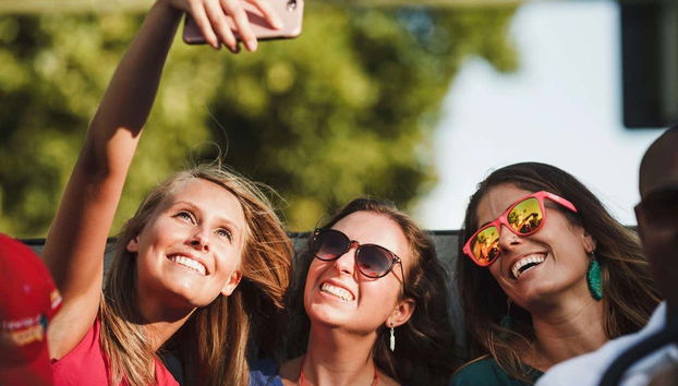 Un selfie di 3 amiche a bordo dell'autobus turistico di Visby