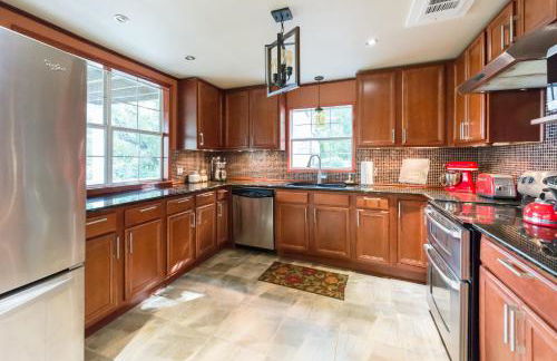 Remodeled Historic Lakefront Gem Overlooking Lake Travis and Jones Brothers Park *Great for Families and Groups* - Foto 38