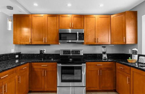 Cozy & Elegant 4BR Enchanted Townhouse - 1 Mile to Disney with Resort Pool, Gym, & Jacuzzi - Photo 4