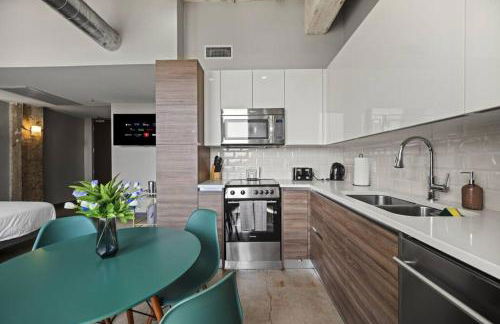 Stunning Downtown Apartment with Pool, Laundry, Parking - Foto 22