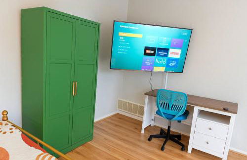 Newly updated 5BR/2.5BA w/pool sleep 16 ppl• - Photo 3