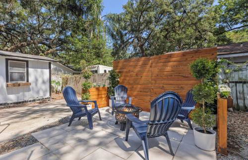 Treehouse is a Quaint 2 BR in an Up-and-Coming Part of Town, Pet Friendly with Fenced Yard and lounge area that is Close to Downtown Tampa - Foto 16