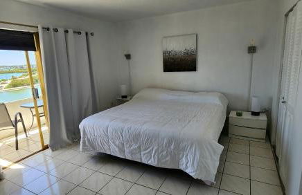 Bayfront Apartment Breathtaking Views- one bedroom w balcony- living room -Free Parking - Foto 13