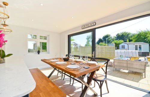 Adgestone Villa - A Luxurious Countryside Escape with Heated Pool, Near Sandown Beach, Dog Friendly in Rural Sandown - Perfect Getaway for Family & Friends - Photo 27