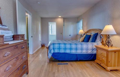 Waterfront retreat w/ wraparound deck & BBQ - Foto 7