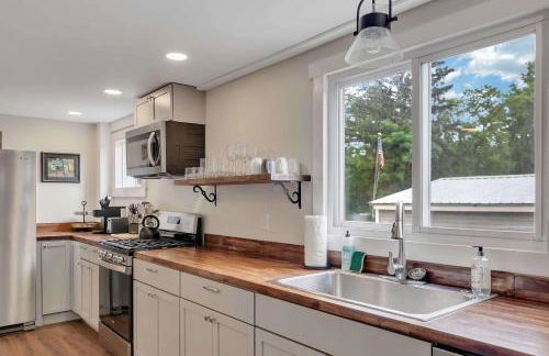 Charming Family Saratoga Home Walk to Track & Downtown - Photo 7