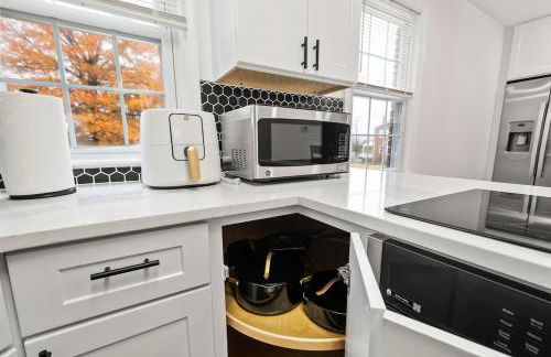 1 min to DC 8 beds sleeps 16 with yard and parking - Foto 19