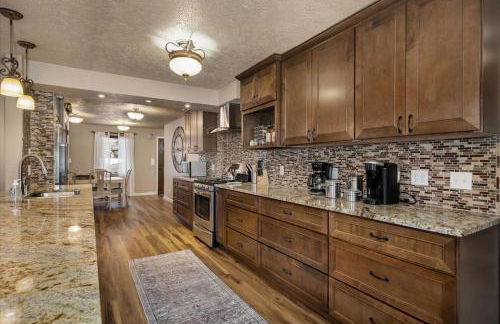 Theatrical Escape South Hill Home near Downtown - Foto 10