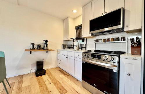 Unique Container, Home 20 Acres, Modern Stay - Photo 16