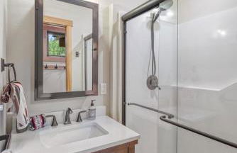 Two Pines - Unique container home w/hot tub - Downtown - Trailer Parking - Pet friendly - Foto 20