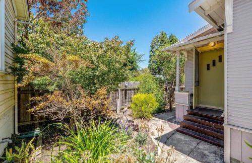 Refined and Roomy 1BD House with Laundry - Foto 32