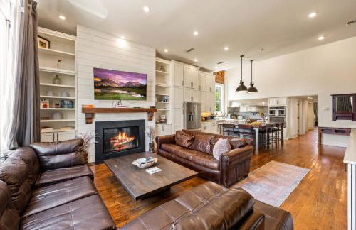 Modern 3BR Condo Walk to Downtown and UT with Parking - Foto 1