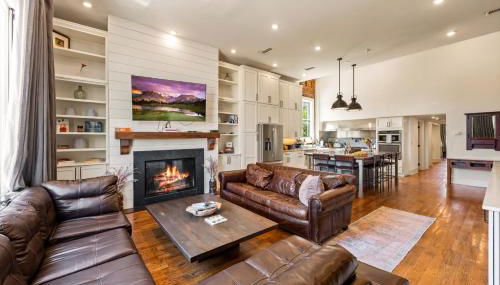 Modern 3BR Condo Walk to Downtown and UT with Parking - Foto 1