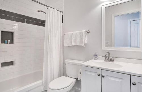 Chic Beach House: Waterfront, Vineyards, Hot Tub - Foto 17