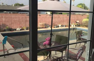 Pool Front Romantic Getaway withPrivate Entry - Foto 33