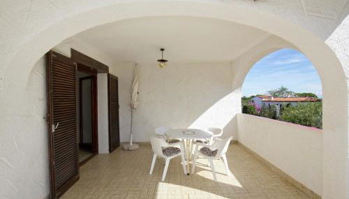 Small building with 4 apartments close to the beach - Foto 3
