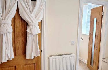 Apartment 1 Exquisite two king bedroom with en suites - close to the town centre, rail, airport and theatre - Photo 14