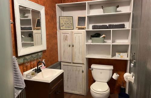 Rustic Mountaintop Cabin on small farm with WiFi - Foto 29