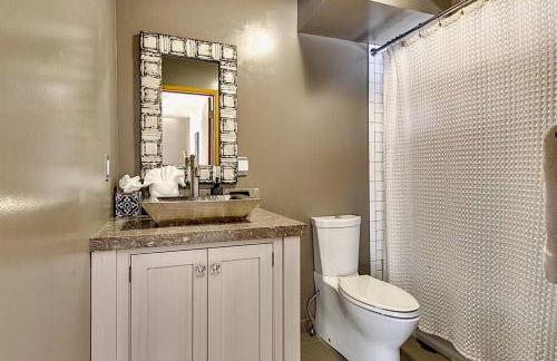 Private Ski, Lake & Golf Chalet! Walk to Lake - Foto 10