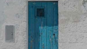 Façade blanche d'une des maisons de Polignano a Mare